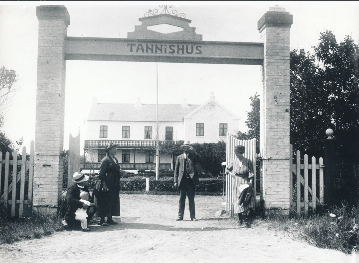 tannishus 1900 portal inkl. kavalerfløjen